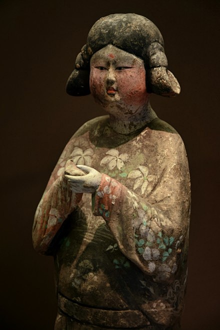 西安大唐西市博物馆唐代彩绘侍女俑现在走在街上看谁都是一副陶俑面孔