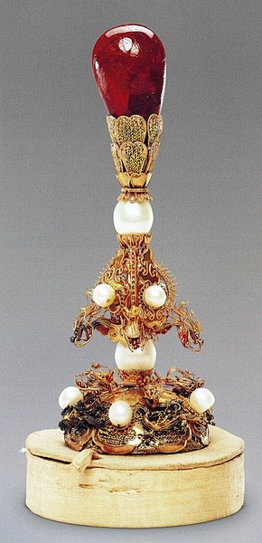 清金嵌珠宝朝冠顶清宫旧藏冠顶共分三层间以两颗东珠为结底层为圆盘四