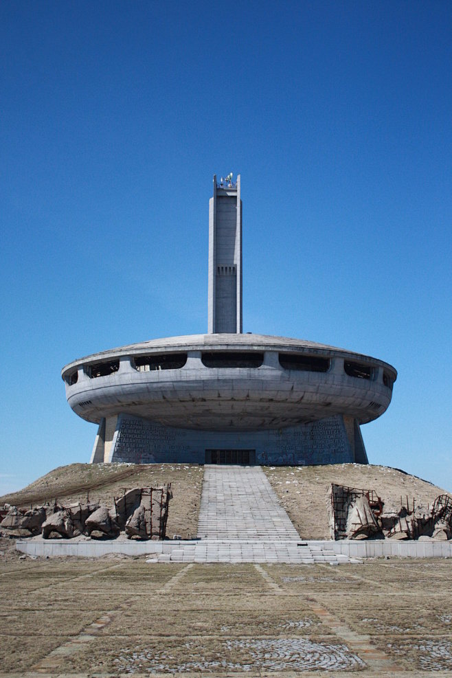 monumentofcommunismibyculaterstock