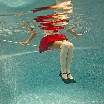 水中梦幻的制服少女 作者 Elena Kalis