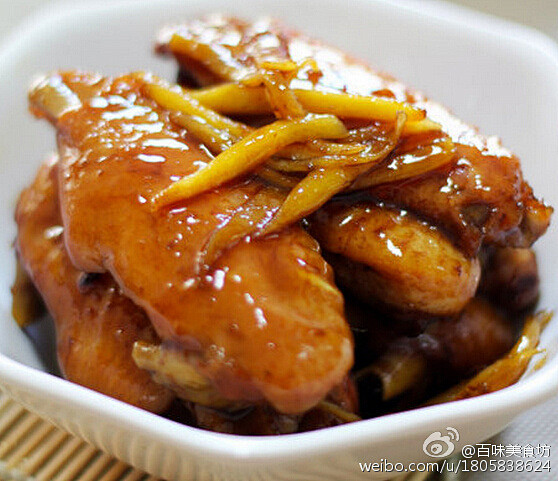 【可乐姜汁鸡翅】1.烧开水倒入翅中焯水;2.姜切