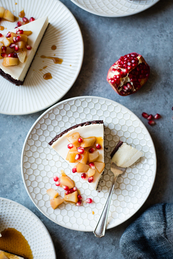chocolatecrustedchèvrecheesecakewithearlgreypoachedpears