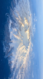 请横屏观看，长白山天池为破火山口湖；图片源自@VCG