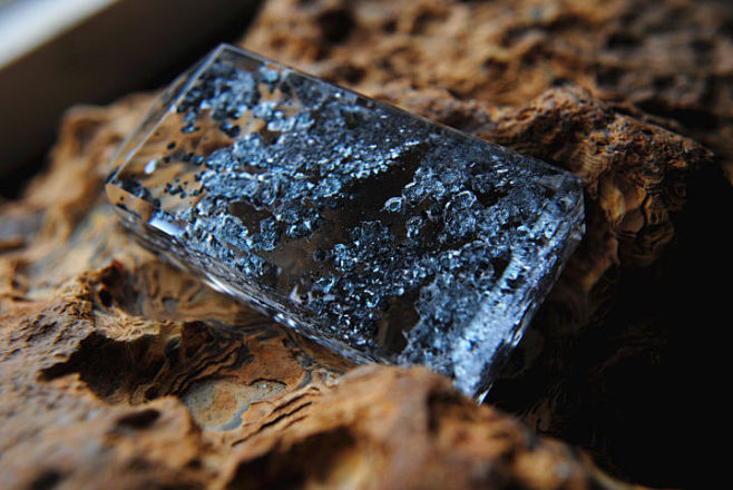 黑云母带有金属光泽