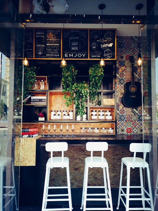 寮步万科商业街美陈音乐餐厅橱窗