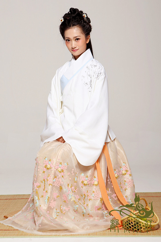 传统汉民族服饰明制绣花袄裙白色纯棉挂里上袄欧根纱下裙豆蔻淘宝网