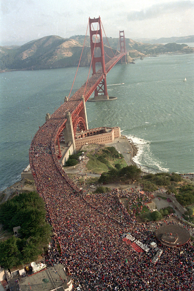 1987年5月24日美国旧金山金门大桥开通50周年之日近80万人涌上大桥