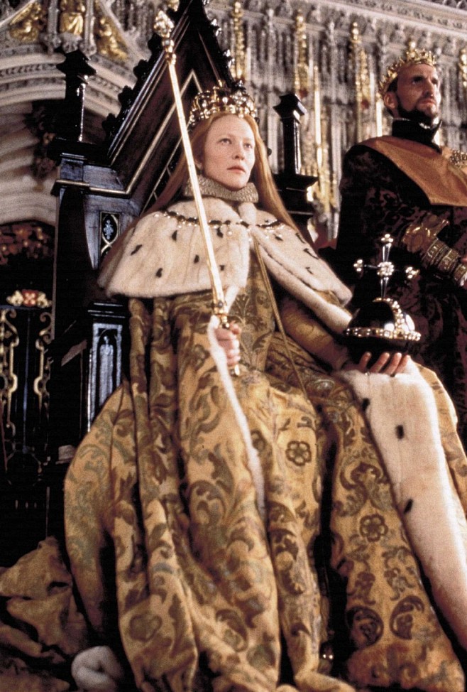 伊丽莎白女王的加冕服展览黄色的刺绣长裙搭配貂皮披风太威严了