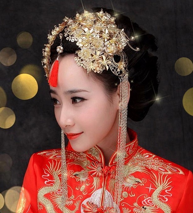 白露守我百岁无忧,我凤冠霞帔许你此生不渝。