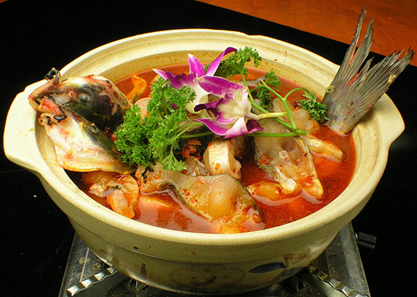 大理美食洱海砂锅鱼