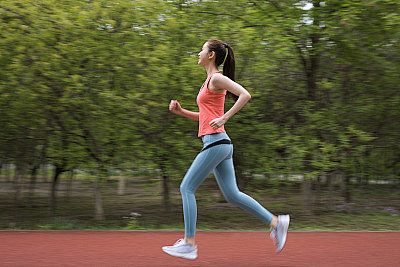 在公园里跑步的年轻女性