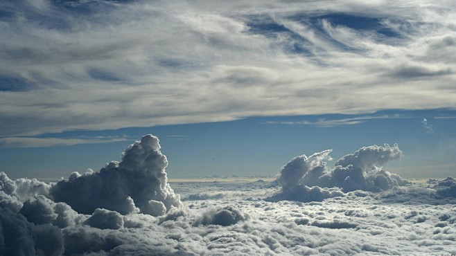 1920x1080雲層之上壁紙