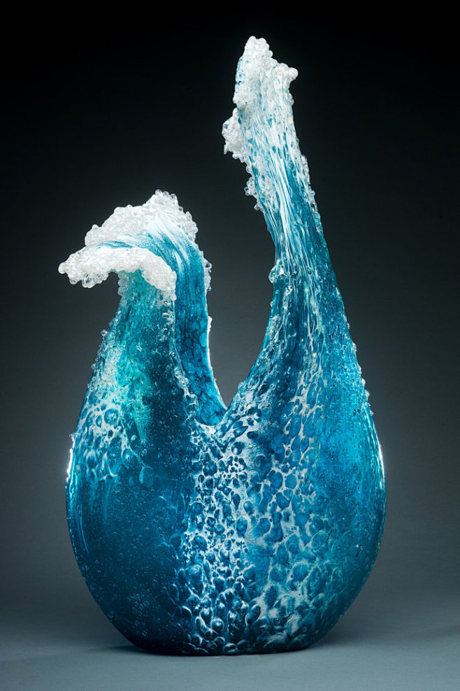 【新西兰雕塑家Ben Young的玻璃海浪雕塑】