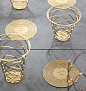 德国工作室设计了一款可拉伸的烛台 Cell - 灵感日报 :   这个由黄铜做的圆片如果不变形，很难猜到究竟是个什么产品。看上去很像我们用的蚊香、亦或是光盘…… …