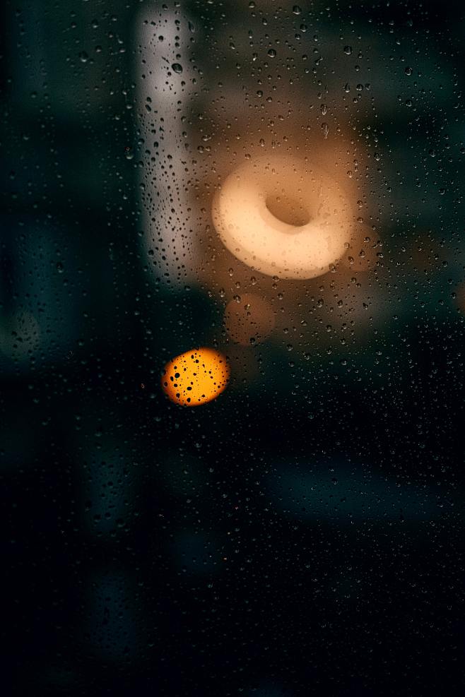 窗户雨滴夜景