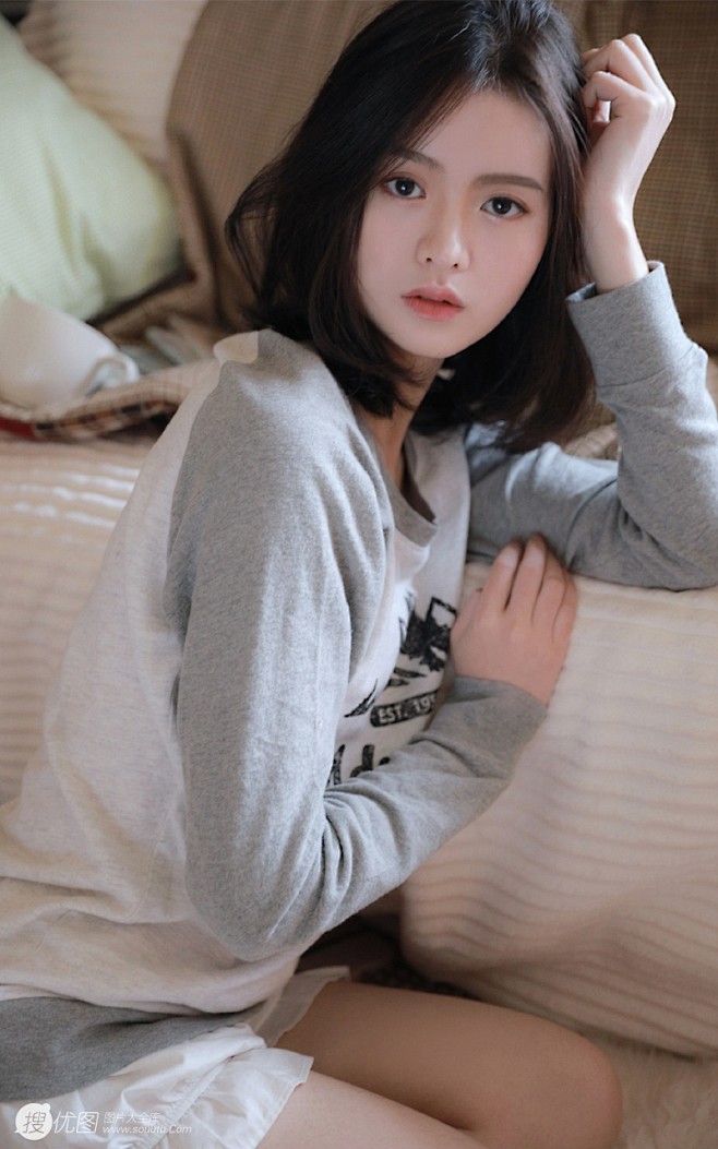 小脸美女大眼睛超养眼迷人鹅蛋脸美少女私房写真图片套图1