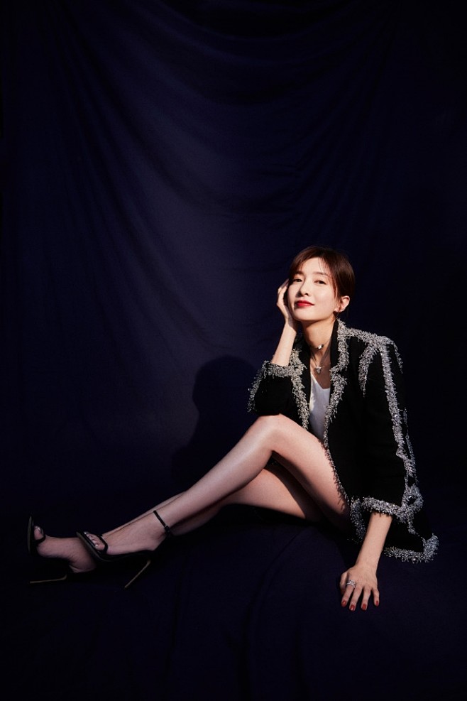 面露甜笑秀白皙美腿性感诱人 : 江疏影工作室在微博晒出一组美照,照片