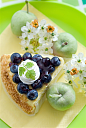 春夏浪漫唯美蓝莓苹果芝士奶油蛋糕和餐垫餐盘鲜花