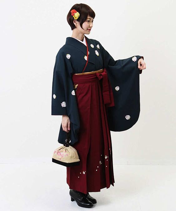 卒业式袴渋い群青に兎