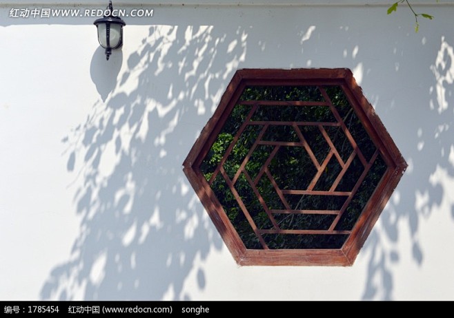 白墙上的六角木窗图片