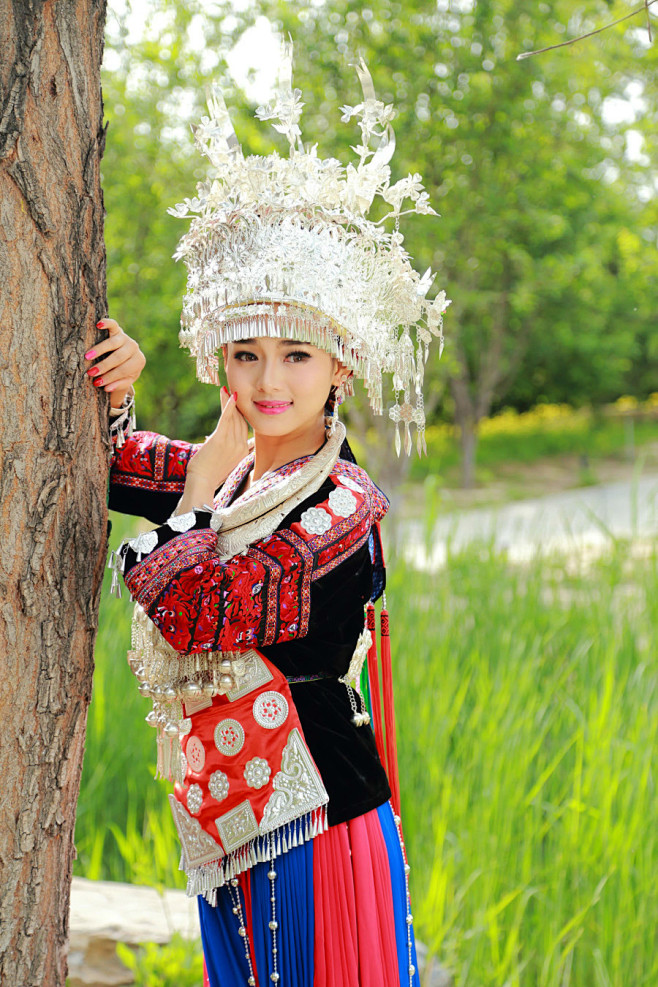 从花王陛下转采于2018-02-24 15:25:54苗族姑娘 【美女欣赏】人物扬帆