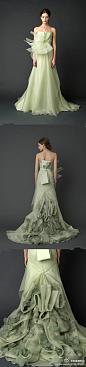 蝴蝶结+波浪般的花朵裙摆，想当个绿色的新娘不
