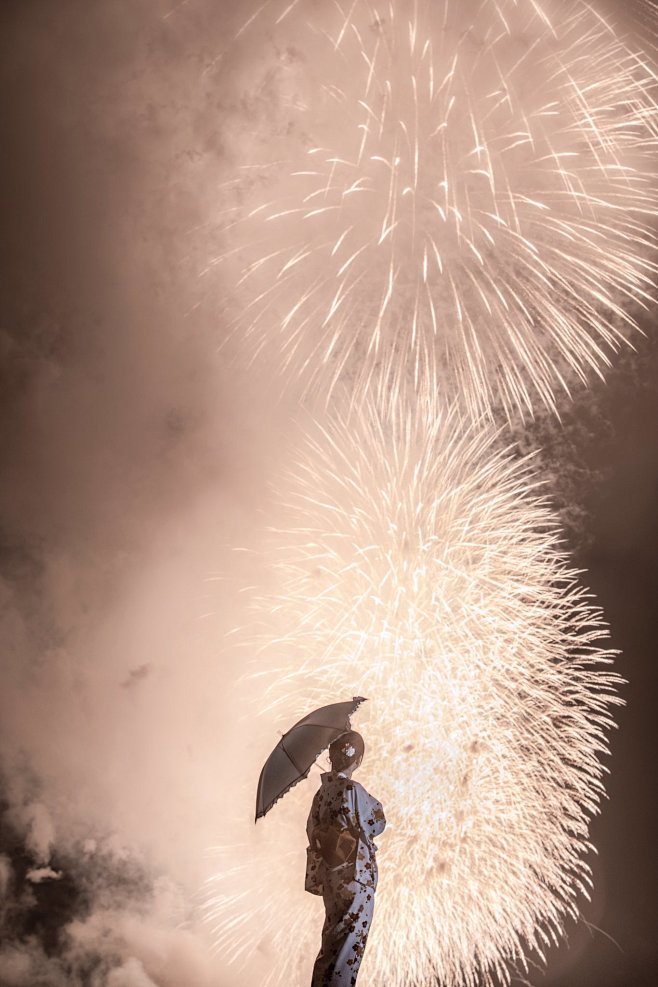 了9年的时光岛国摄影师taizisakamoto终于给妻子拍出最美的雨中烟花