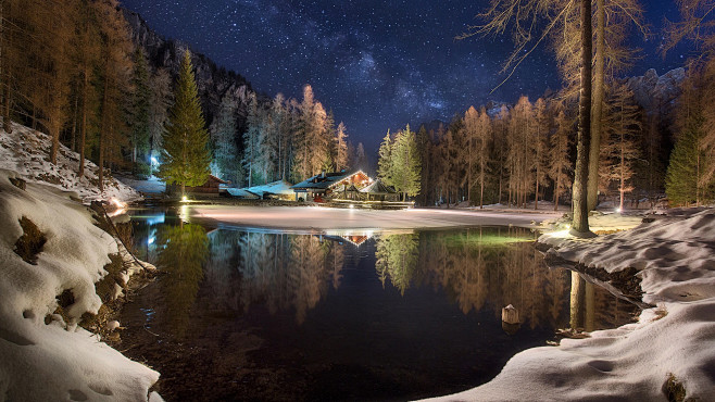 冬天的夜晚森林湖房屋星星的天空風景桌面壁紙