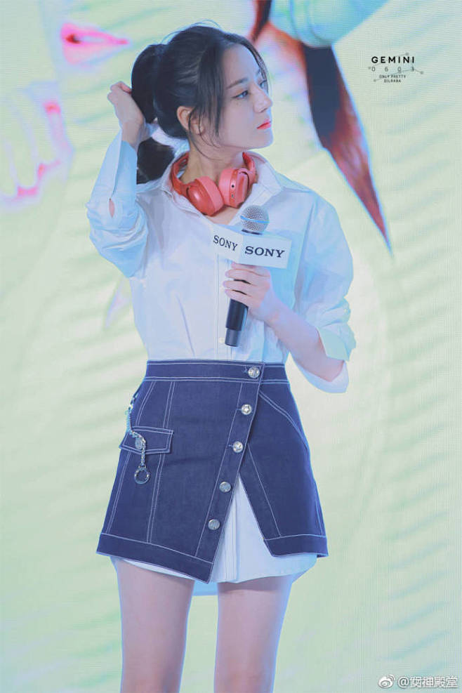 迪丽热巴衬衣杀,亭亭玉立,美腿完美,白衬衣