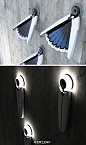 【张卡翅膀的太阳能灯】Light Bird 是来自设计师 Jang Eun Hyuk 的作品，在白天感应到太阳的时候就会张开自己的“翅膀”转换电力，到晚上又会合起翅膀亮起灯。