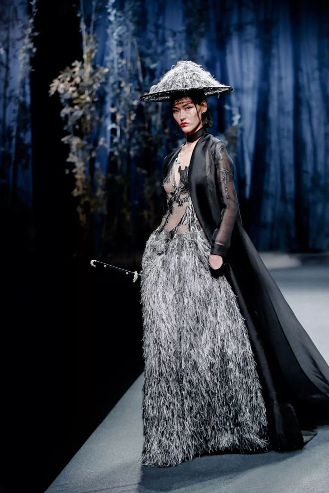 中国国际时装周18aw盖娅传说熊英t台之上的武侠梦