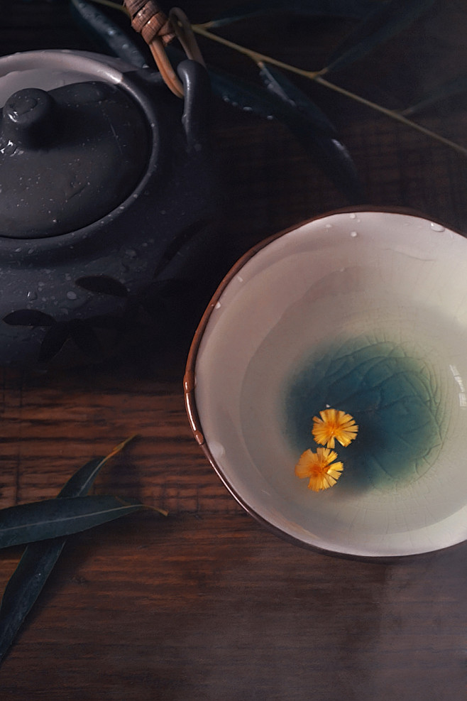 借一絲涼風清逸, 披一件淡雅素衣, 飲一杯雨前清茶, 任白花紛落,撾哪