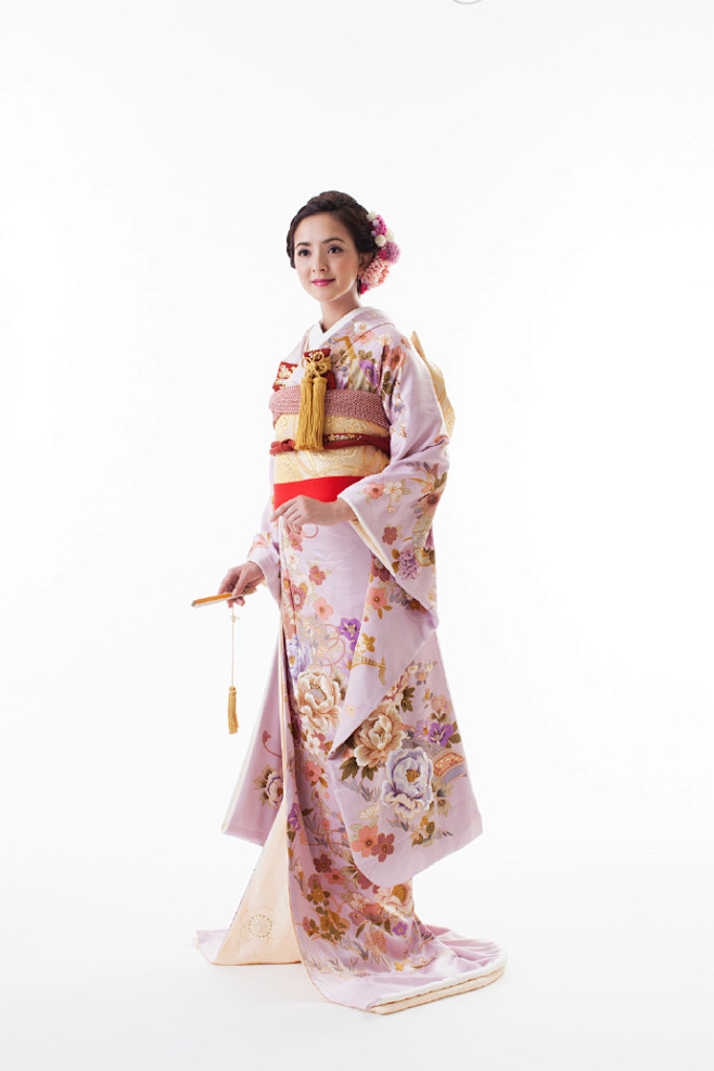 日本花嫁衣裳為女性結婚時的服飾 是最正式的禮服 源自江戶時代武家大禮服 日本的傳統婚禮為神前婚禮 而花嫁衣是神前婚禮的必要穿著 花嫁 衣主要分為三種 包括色打掛 白無垢以及振袖 通常為大振袖 色調以白或紅為主 圖為來自日本婚禮禮服定制公司丸三屋的和服