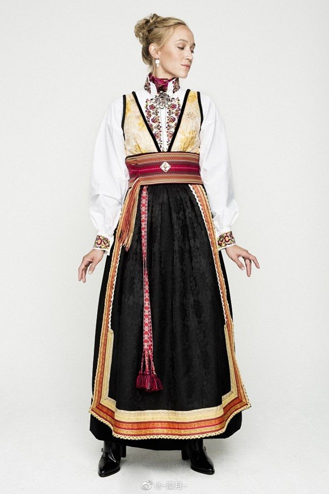 来自-潭月- - 微博服饰参考南蛮子荒同采自weibo.