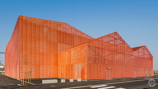 十三个橘色体块堆砌的展览中心/manuelle gautrand