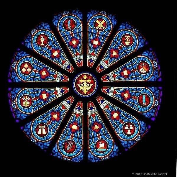 rose window),也稱玫瑰花窗,為哥特式建築的特色之一,指中世紀教堂