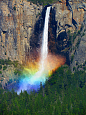 彩虹瀑布，拍摄于美国塞米蒂国家公园（Yosemite Park）。