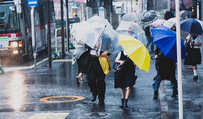 下雨为别人撑伞的图片图片