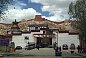 白居寺属全国重点文物保护单位，位于西藏江孜县境内。十五世纪初始建，是藏传佛教的萨迦派、噶当派、格鲁派3大教派共存的一座寺庙。白居寺是汉语名称，藏语简称“班廓德庆”，意为“吉祥轮大乐寺”，位于江孜县城东北隅，拉萨南约230千米处，距日喀则东约100多千米，海拔3900米。白居寺始建于明宣宗宣德二年（1427年），历时10年竣工。它是一座塔寺结合的典型的藏传佛教寺院建筑，塔中有寺、寺中有塔，寺塔天然浑成，相得益彰，它的建筑充分代表了13世纪末至15世纪中叶后藏地区寺院建筑的典型样式。,shan1230
