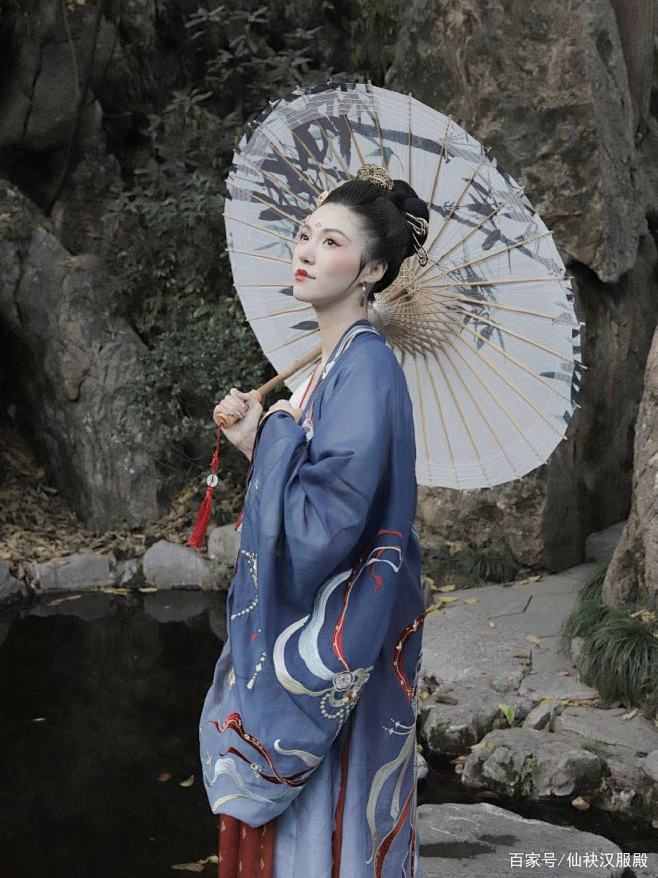 vt0anlzt从白珝飞衣转采于2021-03-29 18:41:18蓝衣打伞女人 动作