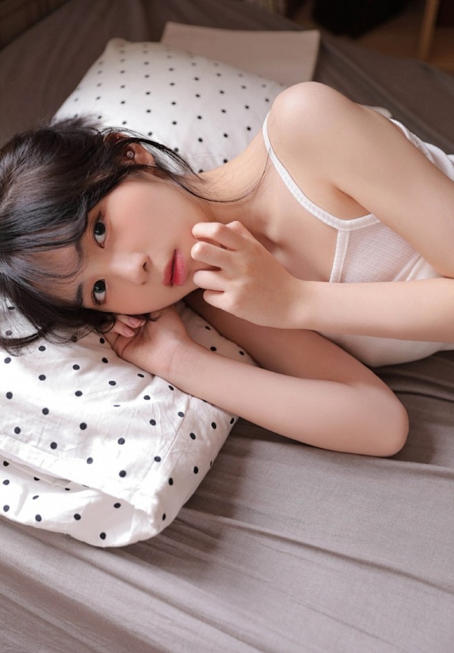 漂亮小美女肌肤雪白细腰长腿私房照7清纯美女美女图片图片之家