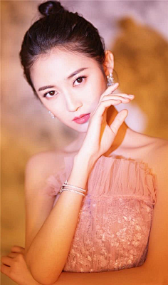 迪小仙的酸奶疙瘩采集到你眼里存山河我存你——陈钰琪现代装