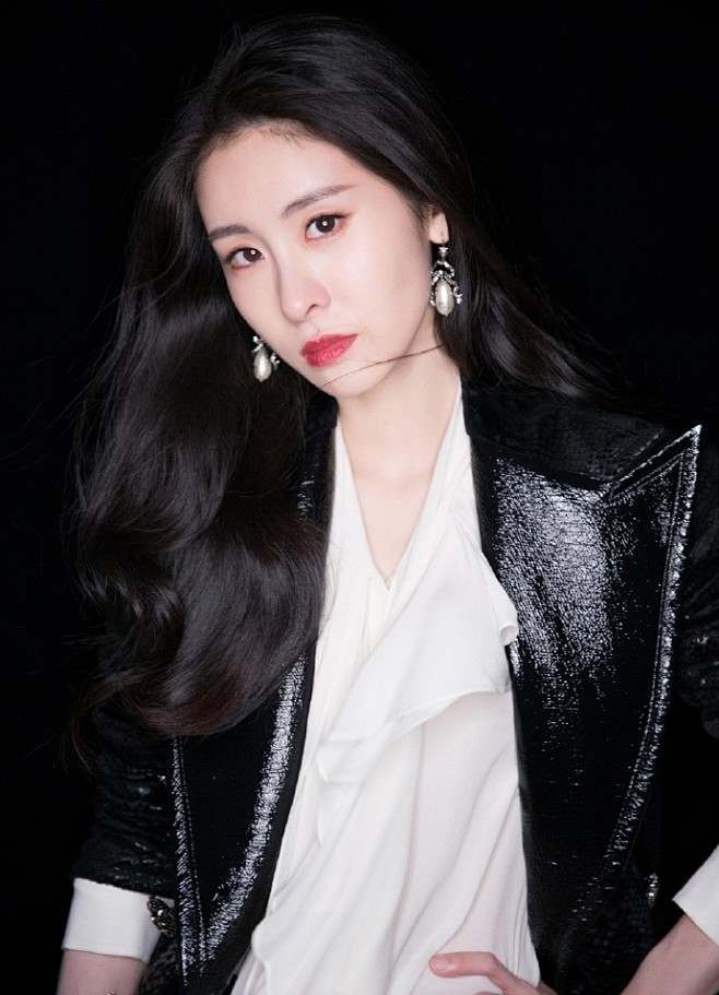 近日张碧晨一身faithconnexion2018早秋系列黑色风衣亮相歌手双年巅峰