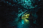 萤火虫洞位于新西兰的怀托摩溶洞地区（Waitomo Caves），洞内的萤火虫多如繁星，闪烁的蓝光让你仿佛置身于璀璨的星空之下。据悉，这里的萤火虫只有蚊子大小，是新西兰独有的品种