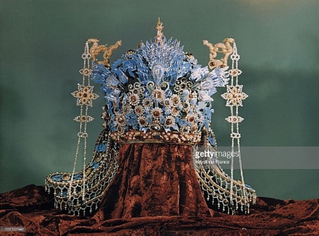 刚刚修复完成的明孝端皇后凤冠1959年摄