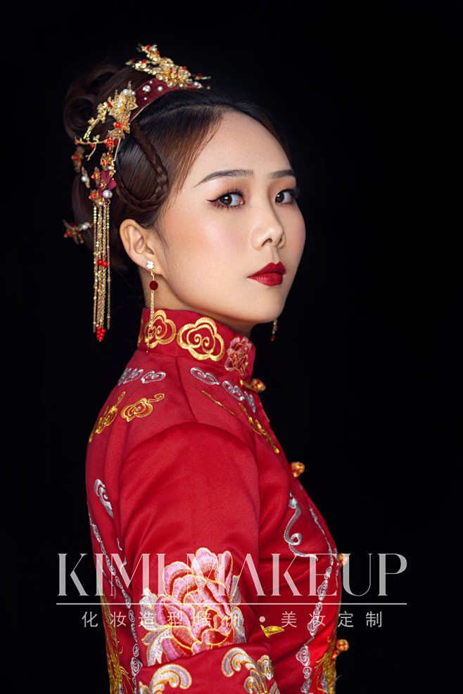 传统中式礼服造型 彰显新娘的知性气质