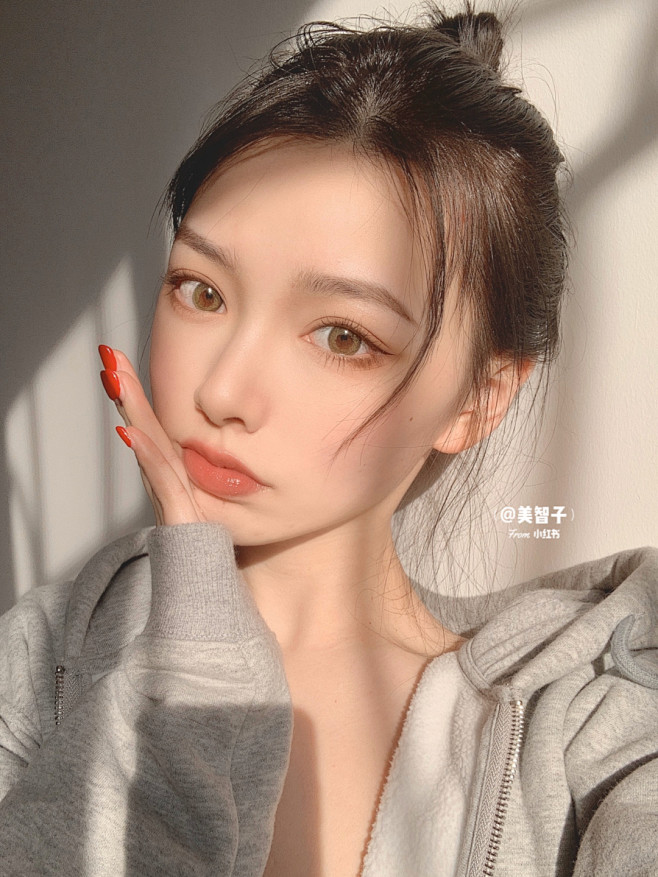 出太阳了赶紧自拍几张轻颜相机的水雾滤镜配上阳光好看特别轻透78