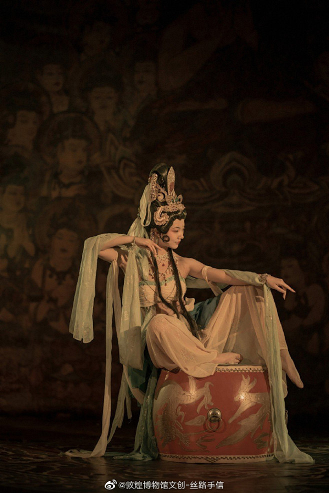 场艳绝瑰丽的敦煌之舞伴随衣纱飘扬仿若无量乐器清音和万千妙音在丝丝