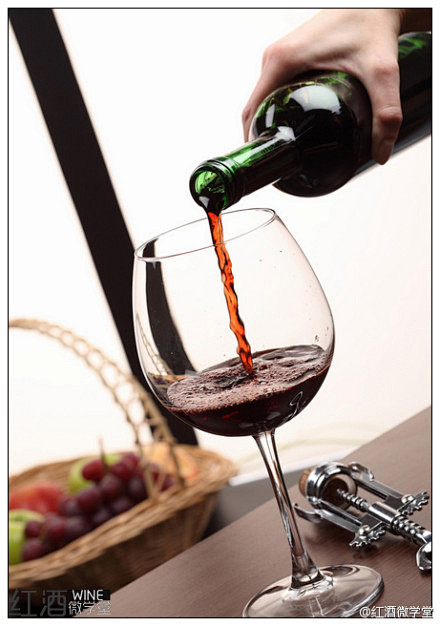 【斟酒的标准?】红酒入杯均为1\/3 ;白葡萄酒斟