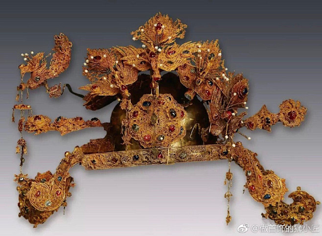 贵州省博物馆藏明代金凤冠金冠出土的石墓位置在播州土司杨氏家族墓群